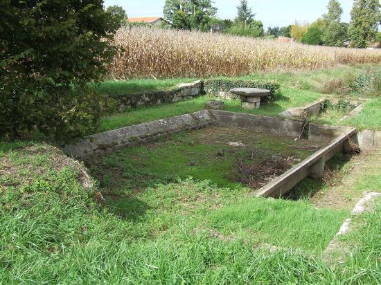 Saint-Quentin-de-Baron, le lavoir de la fontaine,