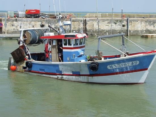 Bourcefranc-le-Chapus, un bateau de pêche sur le départ en haute mer.