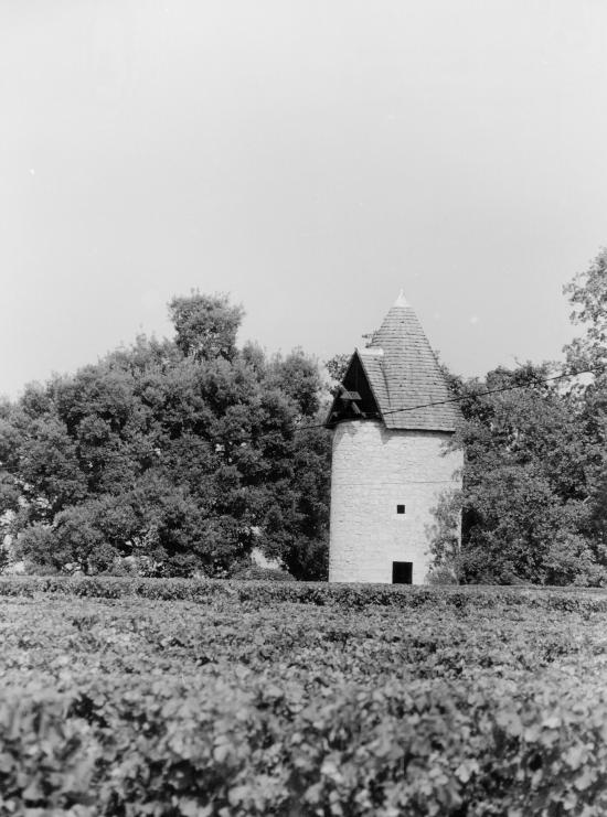 Saint-Christophe-des-Bardes, un moulin au château Haut-Sarpe.
