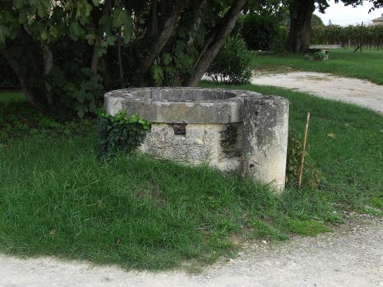 Saint-Quentin-de-Baron, un puits,