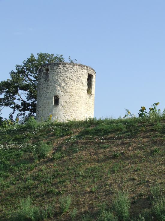 Saint-Quentin-de-Baron, un moulin le long du CD936,