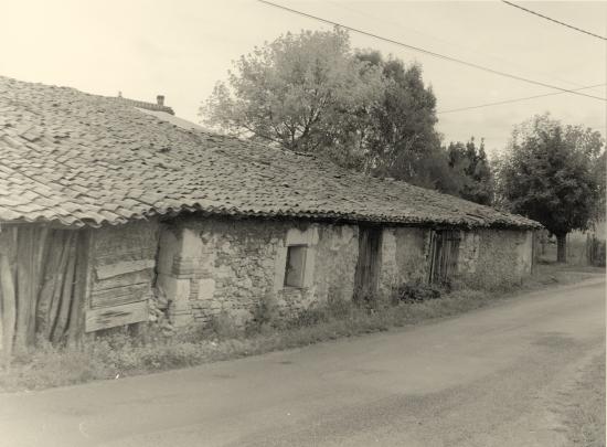 Lapouyade, une ancienne grange en torchis,