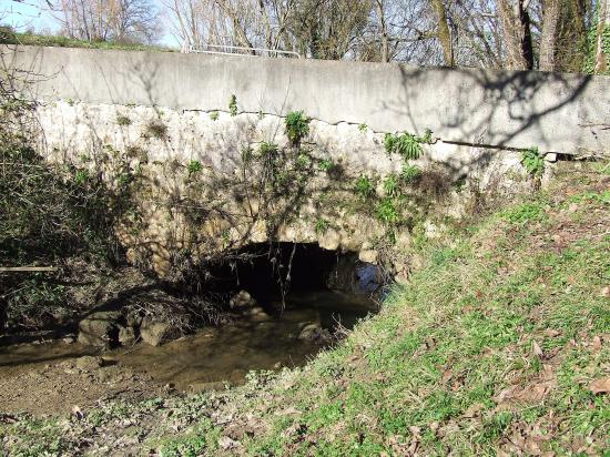 Saint-Aubin-de-Branne, le pont de l'Estrabeau.