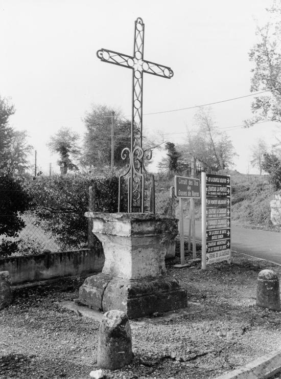 Vayres, une croix de carrefour.