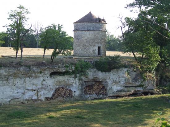 Saint-Quentin-de-Baron, le fuie et les grottes de Jaurias.