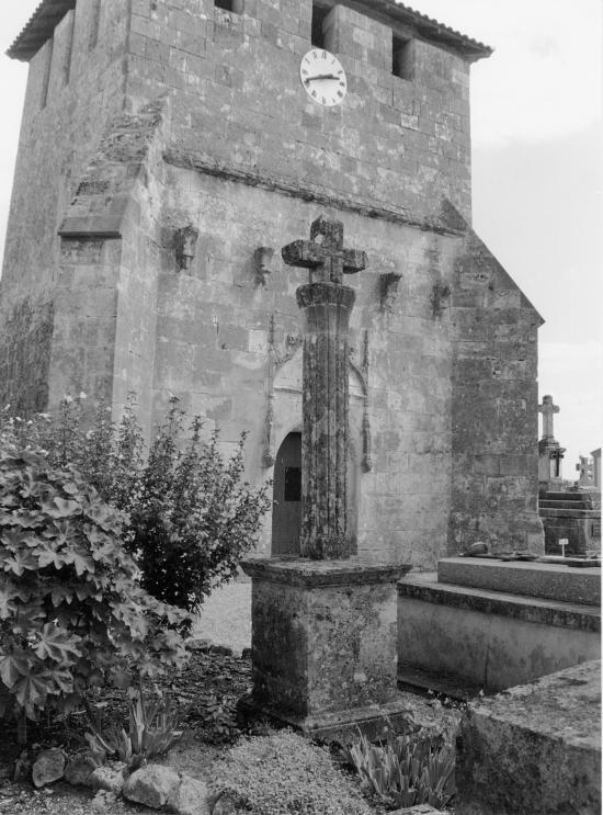 Bayas, la croix du cimetière devant l'église.