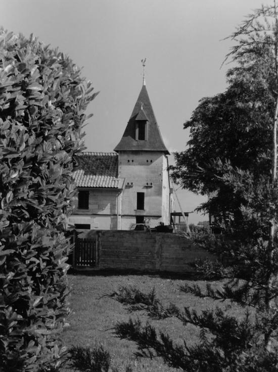 Génissac, un pigeonnier à l'entrée du bourg.