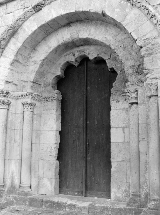 Guitres, l'abbatiale Notre-Dame, le portail polybée,