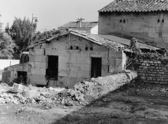 Génissac, deux vieux pigeonniers dans le bourg.