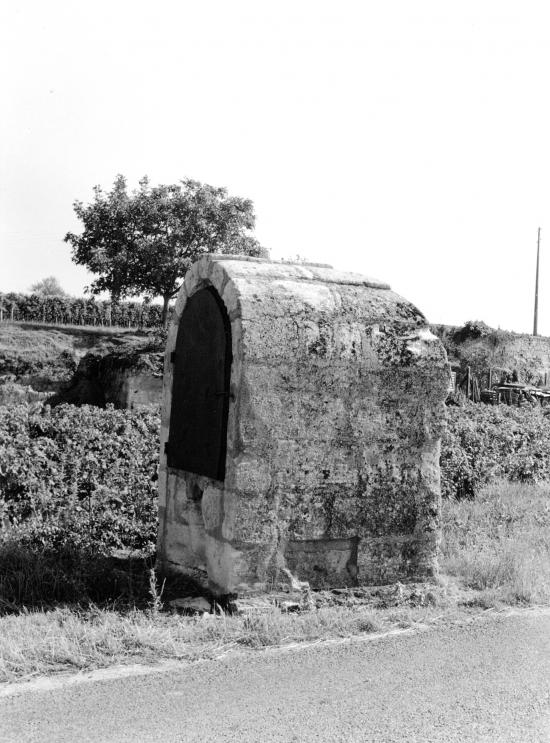 Saint-Emilion, un puits fermé.