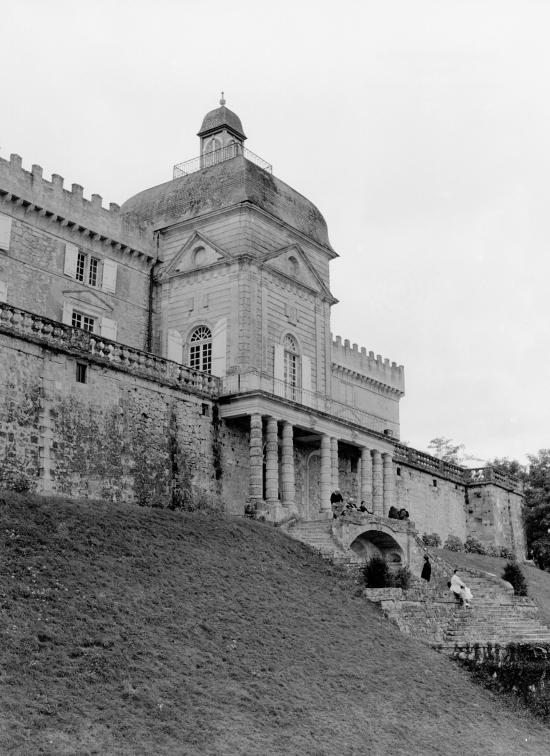 Vayres, façade du château coté escalier