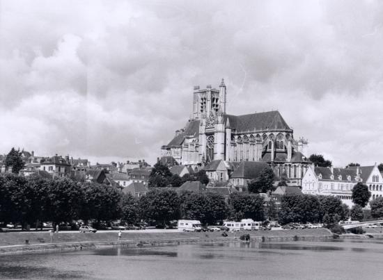 Auxerre, les bords de l'Yonne et l'église Saint-Pierre depuis le pont