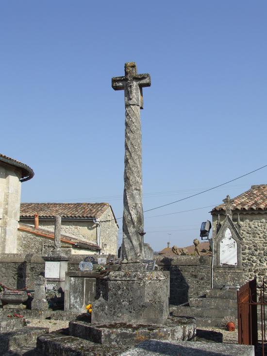 Guillac, la croix du cimetière.