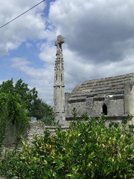 Dardenac, la croix de cimetière.