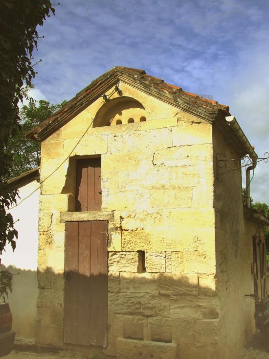 Saint-Quentin-de-Baron, un autre petit pigeonnier dans le bourg.