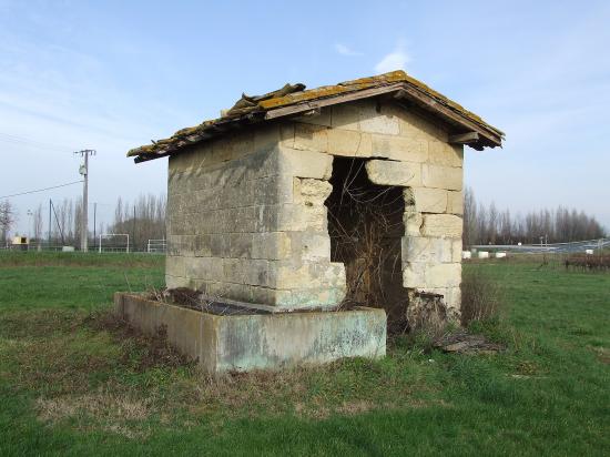Génissac, une maison de vigne avec un bac à eau.