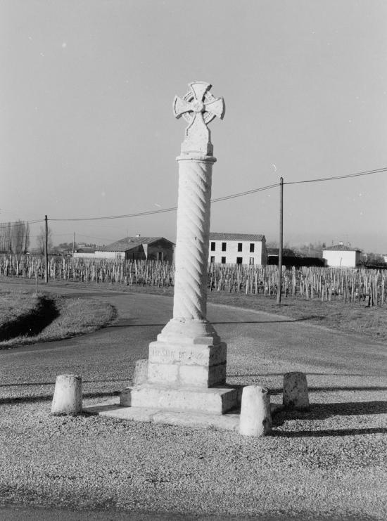 Vignonet, une croix de mission.