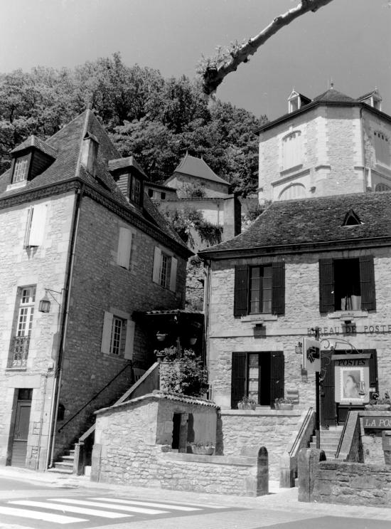 Beynac, une maison de pierre abritant la Poste.