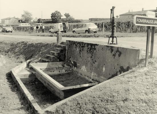 Saint-Christophe-des-Bardes, un lavoir et un puits.