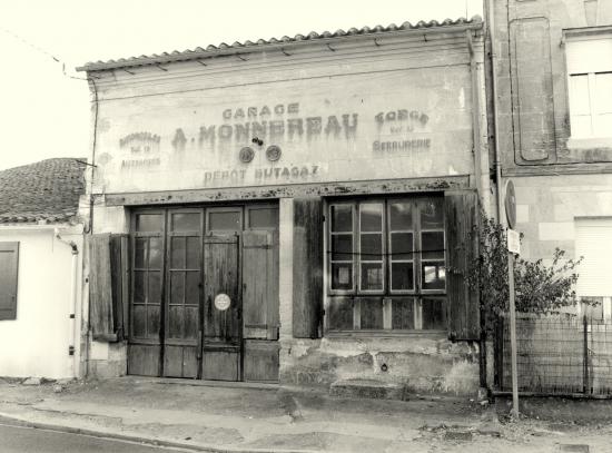 Arveyres, un ancien garage, rue de l'église.