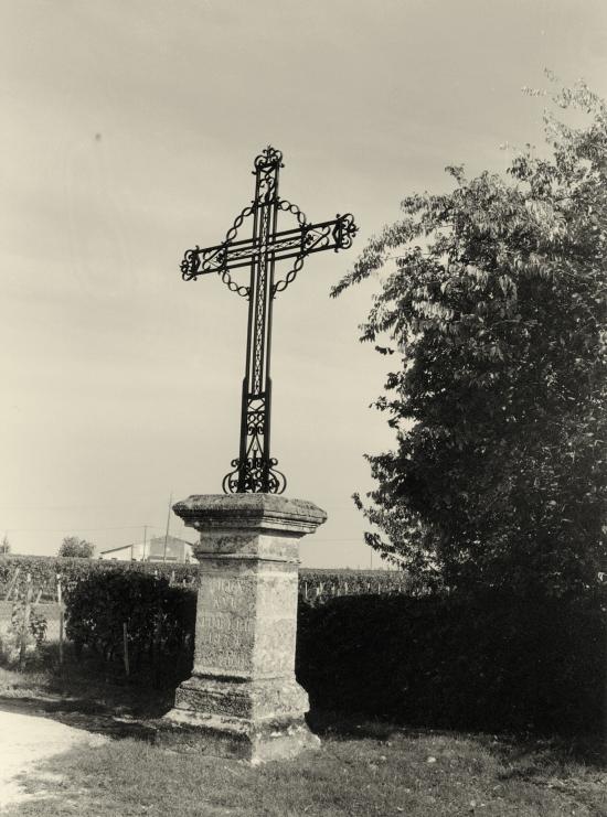 Saint-Christophe-des-Bardes, le croix de Tillet.