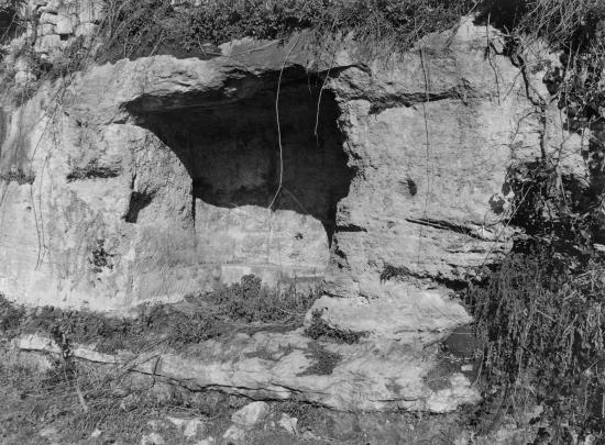 Saint-Laurent-des-Combes, des grottes.