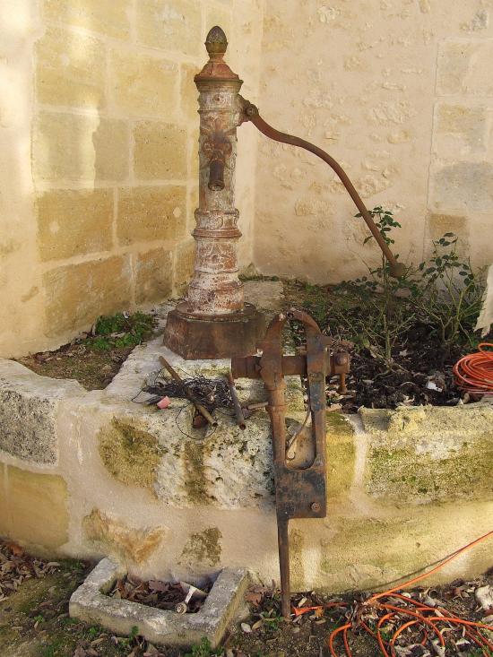 Tizac-de-Curton, une pompe à bras sur un puits,