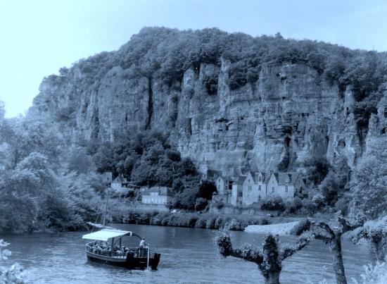 La Roque-Gageac, une gabare sur la Dordogne.