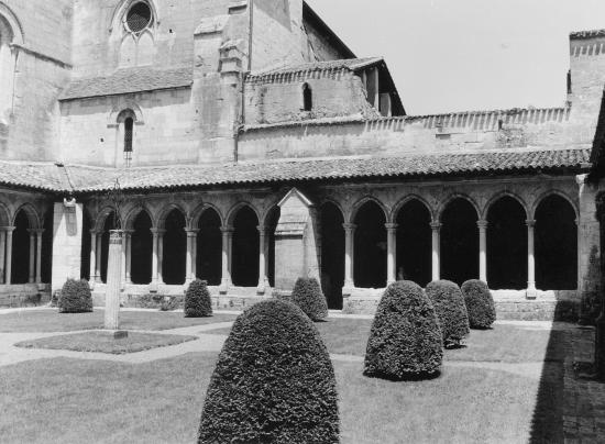 Saint-Emilion, le Cloître de l'église Collégiale.