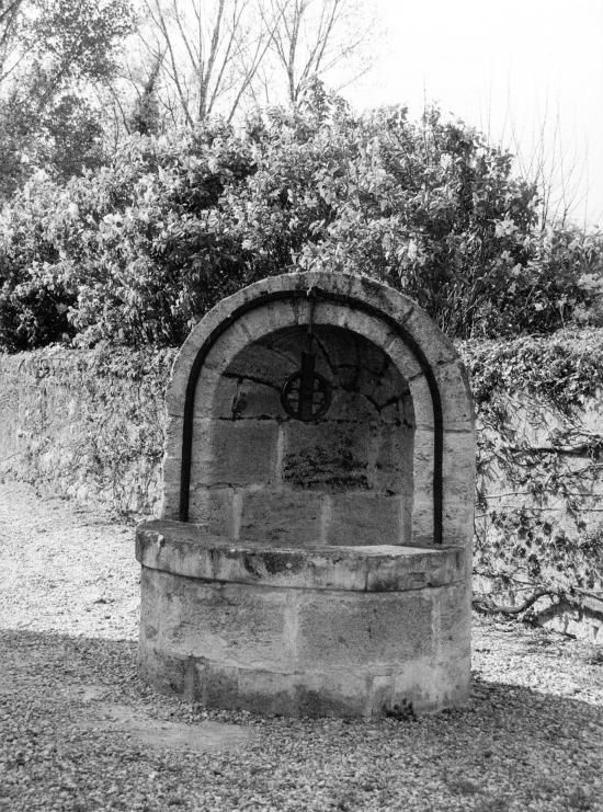 Izon, un puits vers l'église Saint-Martin