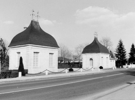 Izon, les pavillons de garde du château Grand'Pré.