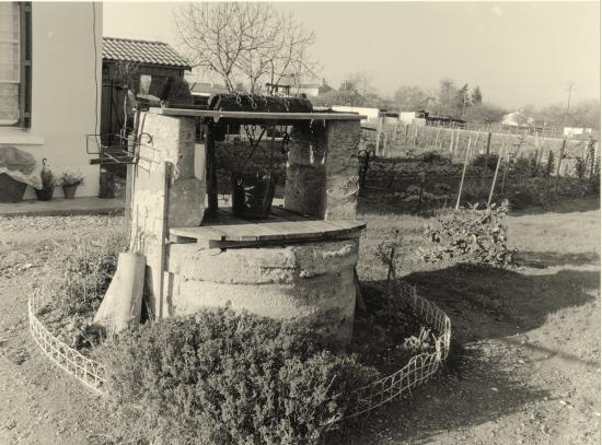Arveyres, un puits à treuil, le long de l'ancienne RN89.