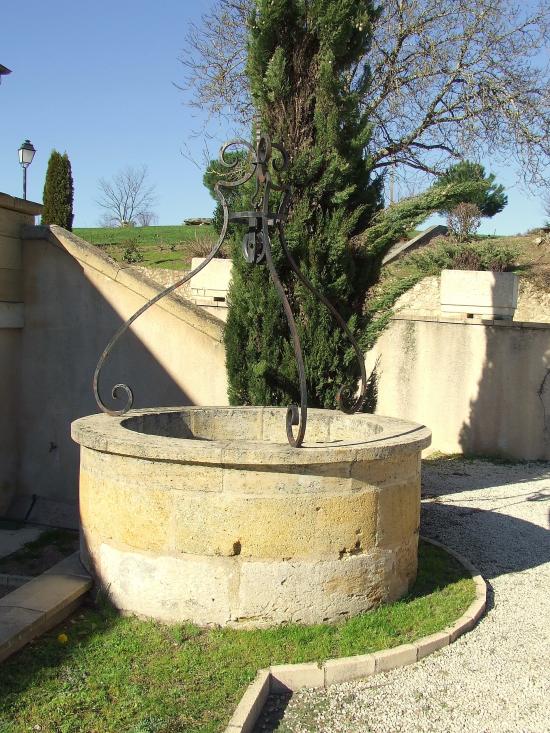 Saint-Aubin-de-Branne, un puits vers la mairie,