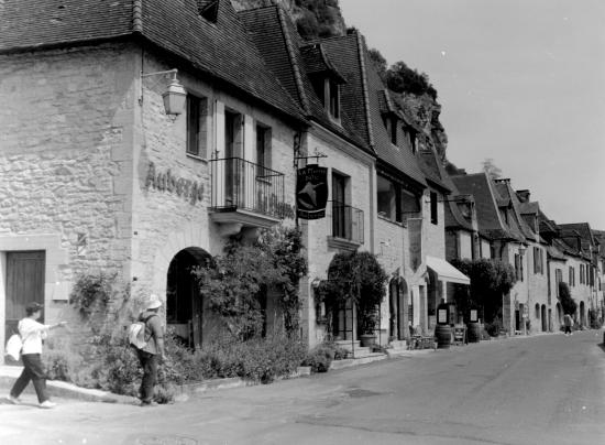 La Roque-Gageac, une rue le long de la Dordogne.