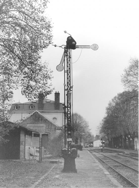 Guitres, la gare, le sémaphore.