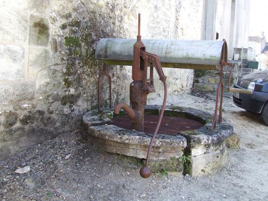 Grézillac, un puits à treuil vers l'église.