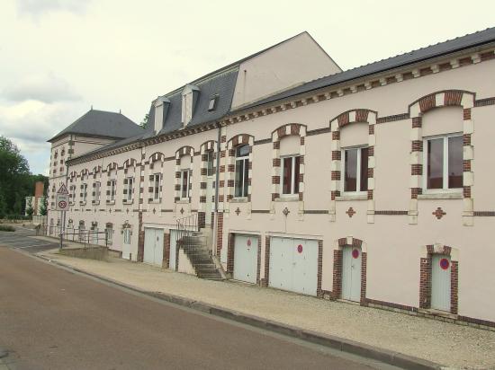 Migennes, le groupe scolaire, à l'aile gauche de la mairie,