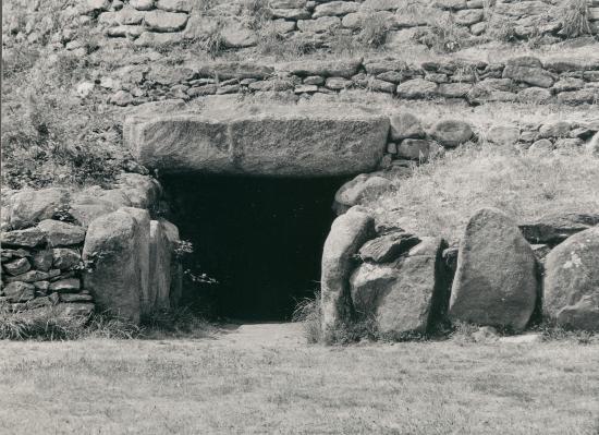 Saint-Marc, les détails de l'entrée du tumulus.