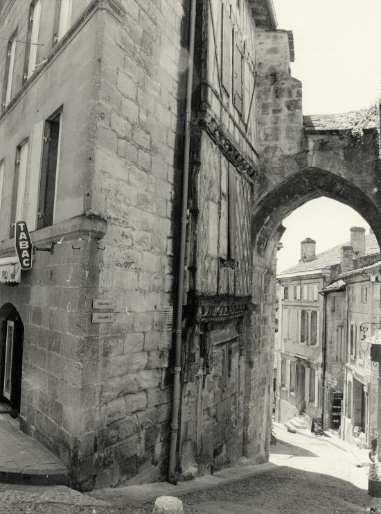 Saint-Emilion, une maison accolée à la Porte de la Cadène.