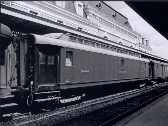 Auxerre, le train à vapeur, le wagon postal.