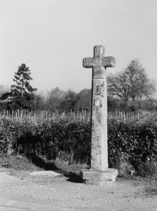 Génissac, une croix de pierre.