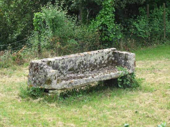 Lugaignac, un banc de pierre,