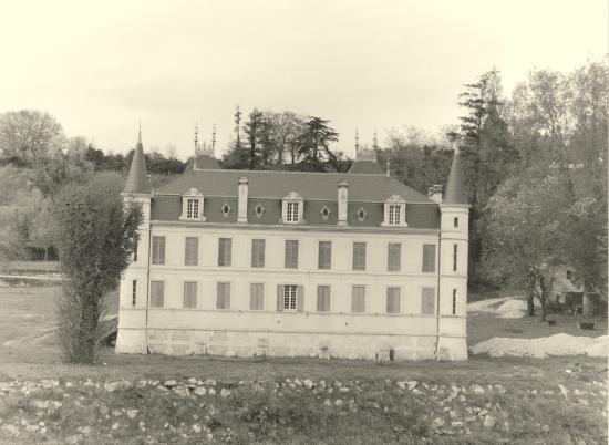 Guitres, château le long de l'Isle.