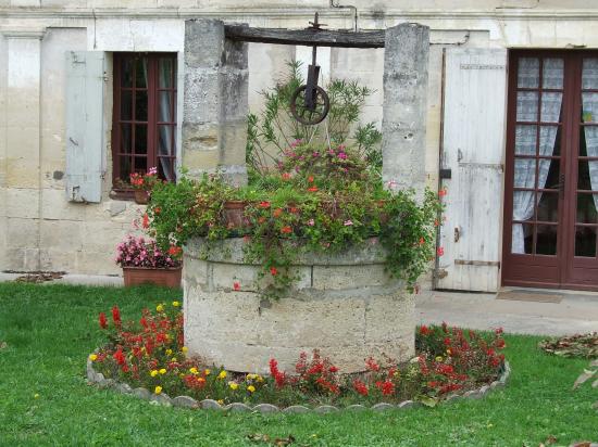 Saint-Quentin-de-Baron, un puits dans le bourg,