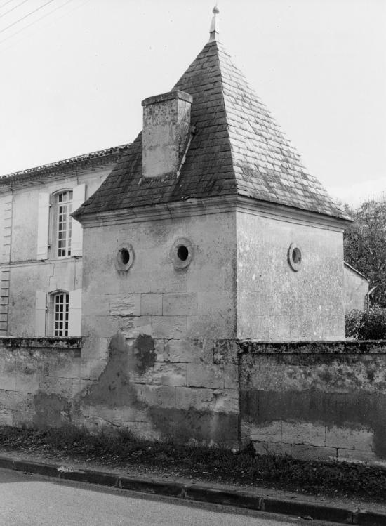 Vayres, cette tour-pigeonnier, rue du stade.