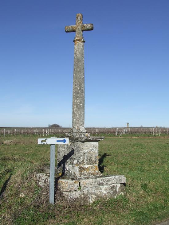 Saint-Aubin-de-Branne, une croix de carrefour,