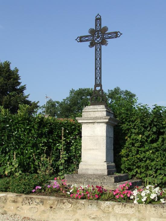 Saint-Quentin-de-Baron, une croix dans le bourg.