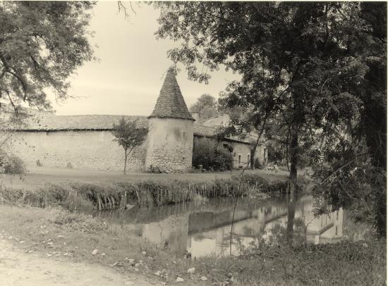 Tizac-de-Lapouyade, une propriété avec tour.