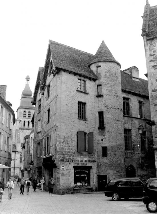 Sarlat, l'église et une tour.