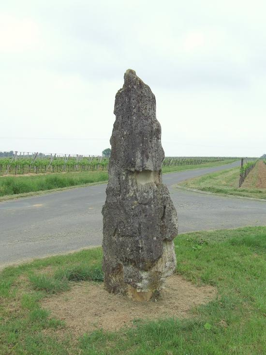 Naujan et Postiac, une pierre verticale,